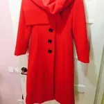 Продам Красное демисезонное пальто с шарфом 