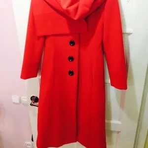 Продам Красное демисезонное пальто с шарфом 
