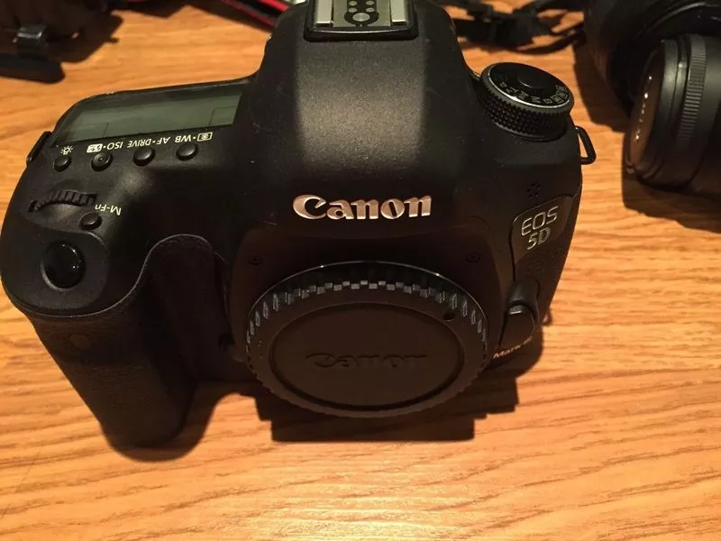 Canon EOS 5D Mark,  Nikon D700